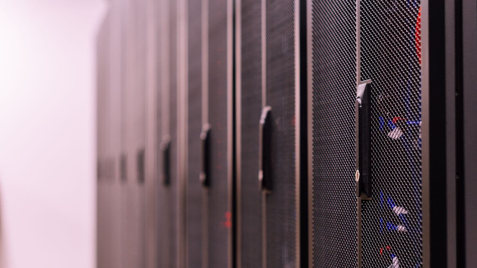 Fileira de racks de servidores em data center